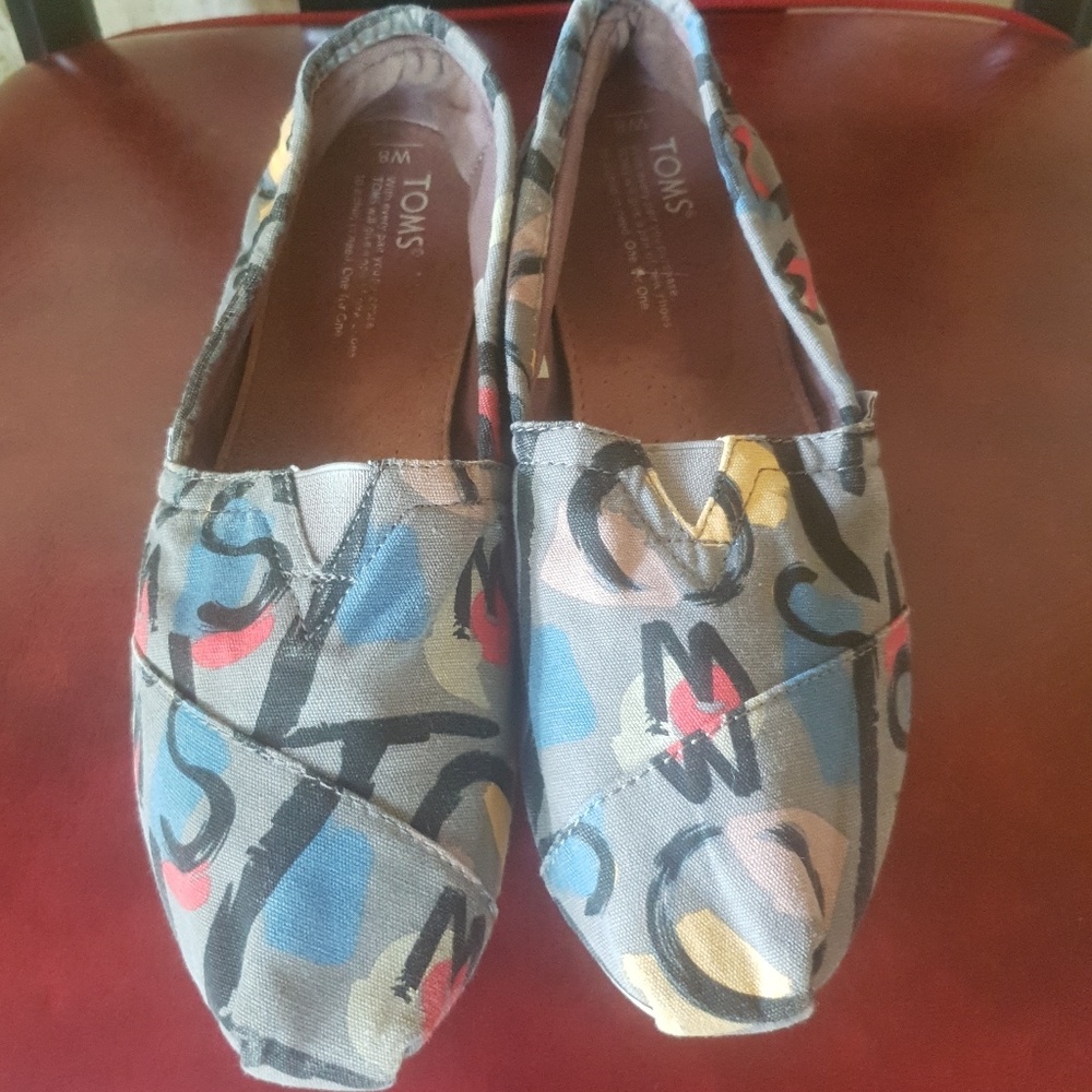 Women's size 8 Toms